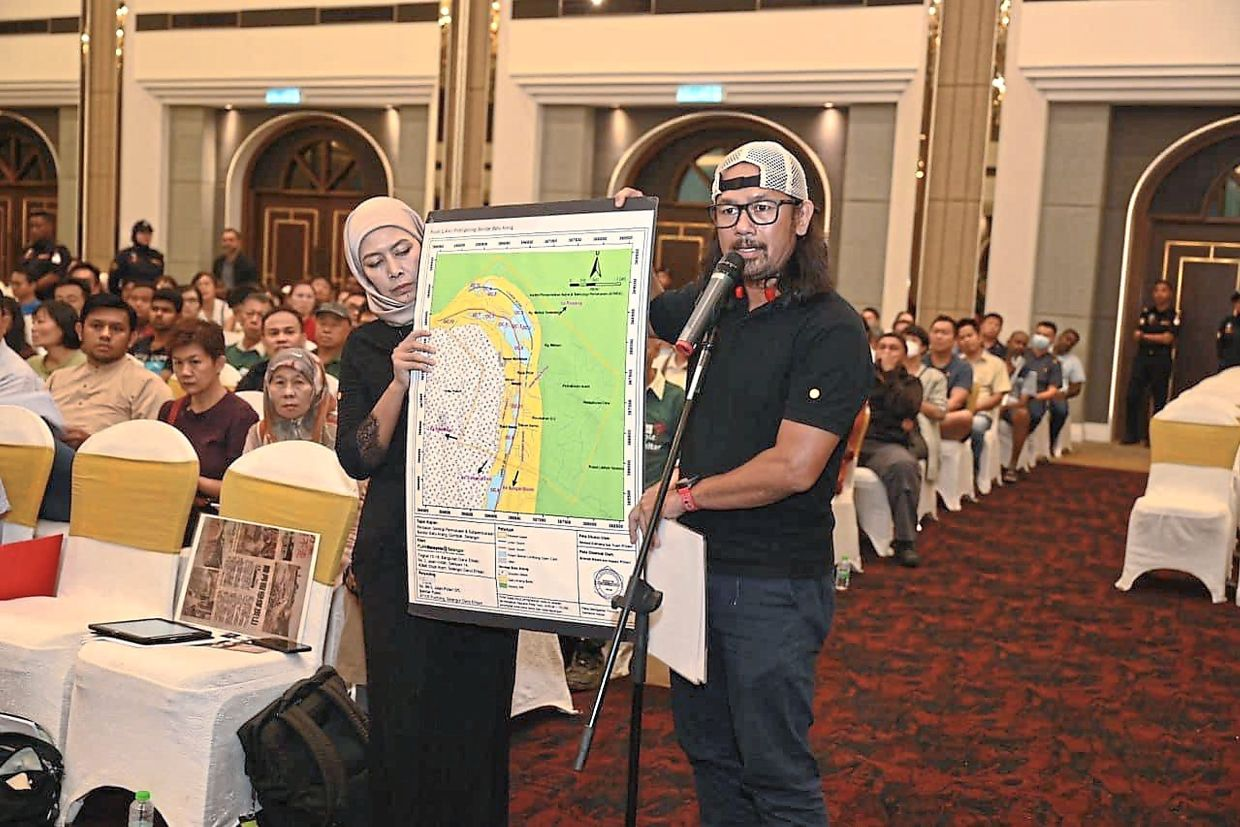 KDEBWM-Malaysian-are-battling-over-growing-mountains-of-waste-img1.png