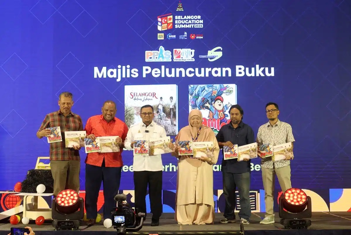 KDEBWM_didik_anak_anak_dengan_buku-1.jpg