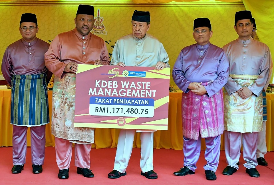 KDEBWM_Sultan_Selangor_berkenan_terima_zakat_perniagaan-1.jpg