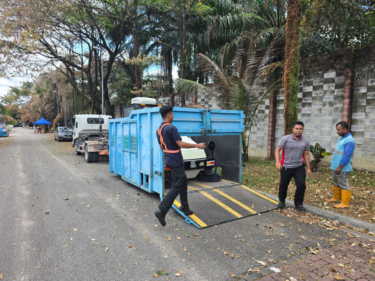 KDEB Waste Management - OPS PEMBERSIHAN KAWASAN SEKITAR LOKASI LETUPAN ...
