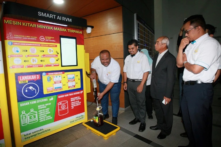 KDEBWM_Selangor_lancar_mesin_kitar_semula_pertama_img1-1.jpg