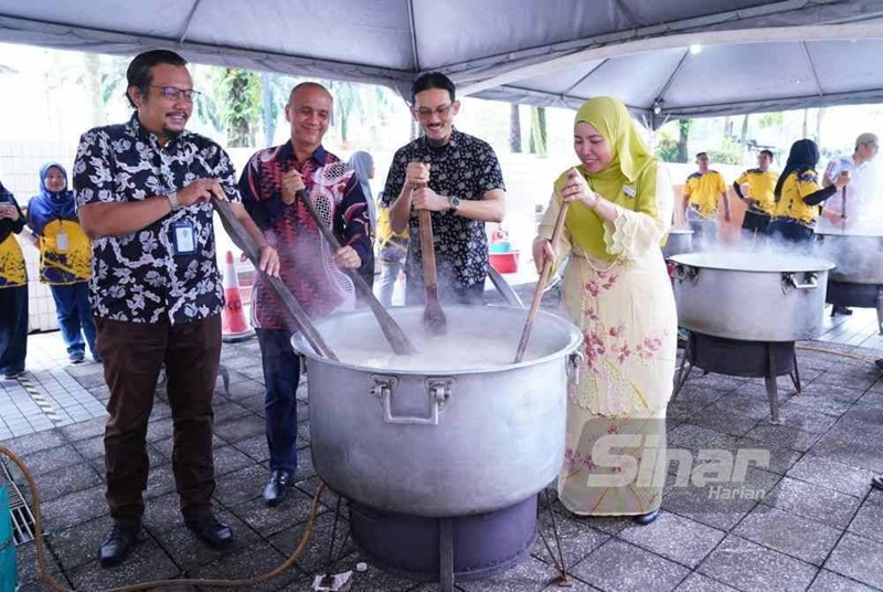 KDEBWM_LHDN_teruskan_tradisi_edar_2500_pek_bubur_lambuk_img1-1.jpg