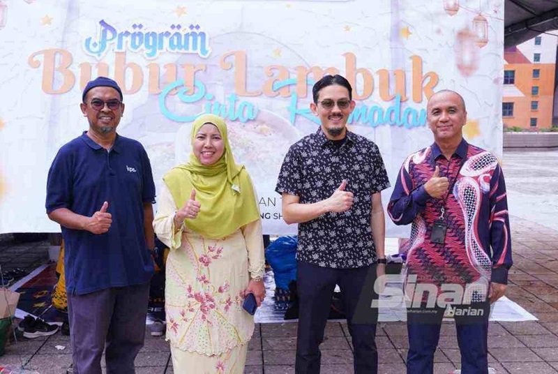 KDEBWM_LHDN_teruskan_tradisi_edar_2500_pek_bubur_lambuk_img2.jpg